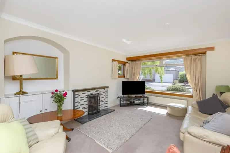 3 Bedroom Detached House for Sale in Colinton