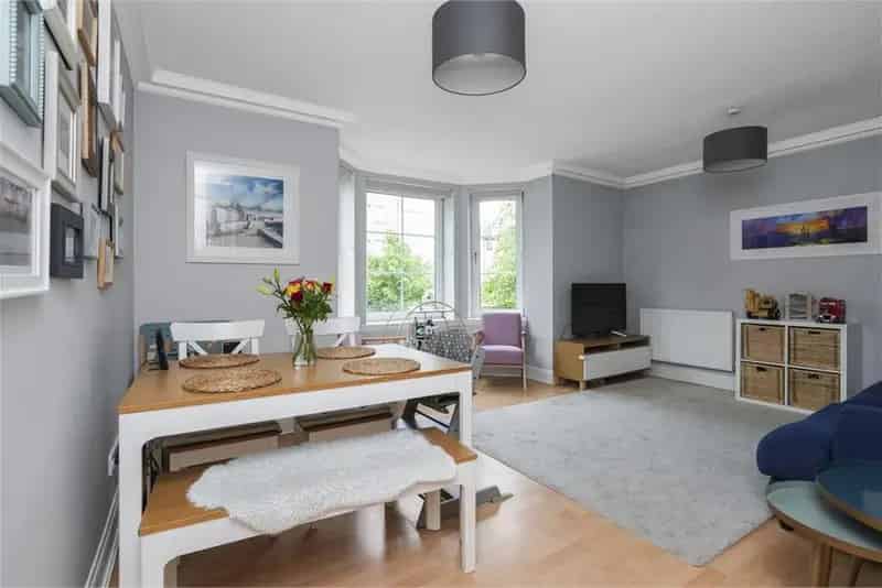 2 Bed Flat First Floor with 1 Reception Room and Parking