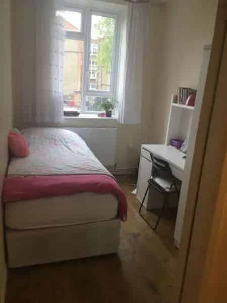 House Near Schools and Parks in London