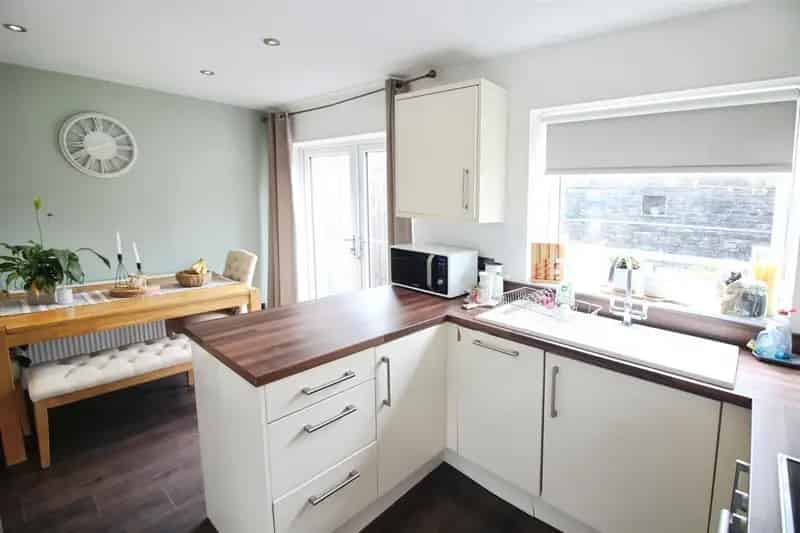 3 Bedroom Semi Detached House to Rent South Facing Garden