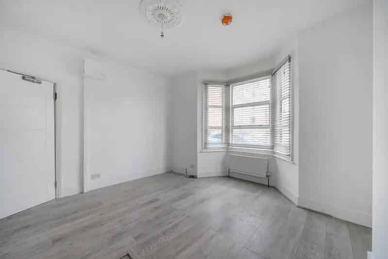 Charming 3-Bedroom Victorian Terrace House on High Street