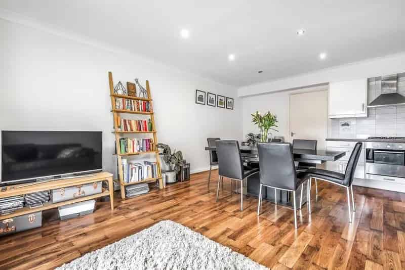 One Bedroom Apartment near Canada Water Station with Parking