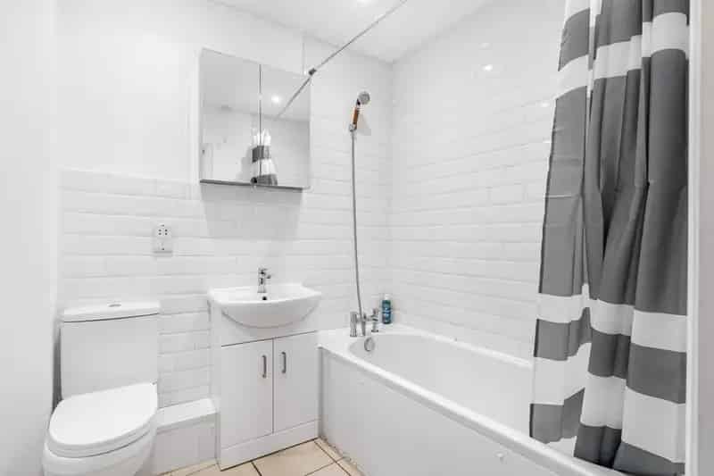2 Bedroom Flat For Sale Near Peckham Rye Station