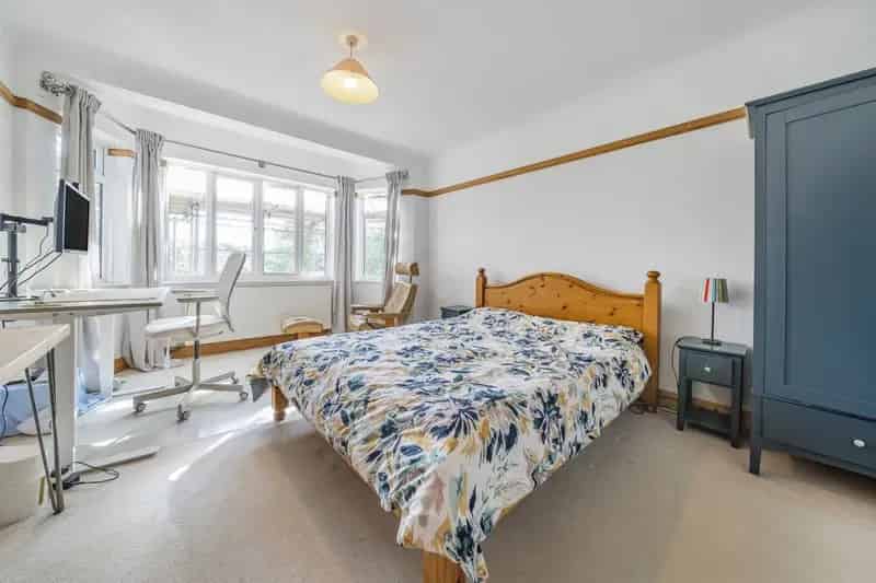 2 Double Bedroom Flat in Ealing's Cleveland Park
