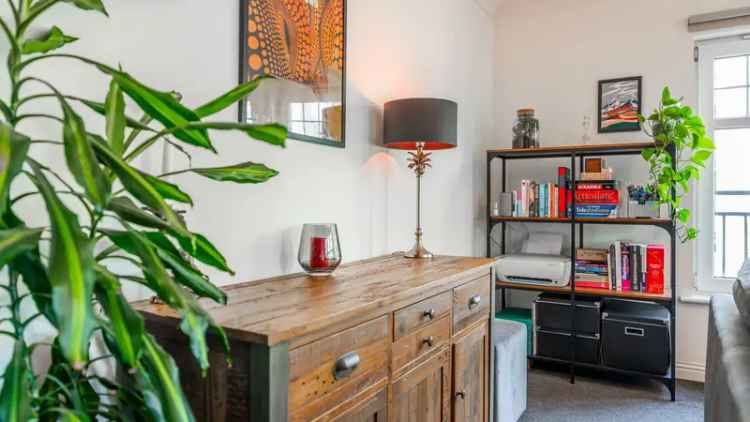 2-Bedroom Apartment in Shawlands Glasgow with Private Parking