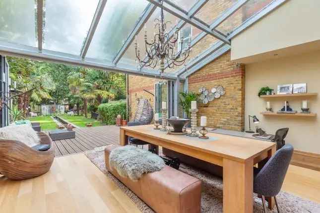 Stunning 3 Bed Furnished Garden Flat Short Let