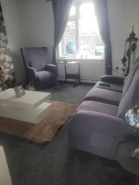 Semi Detached House Large Garden Near Schools Shops Doctors