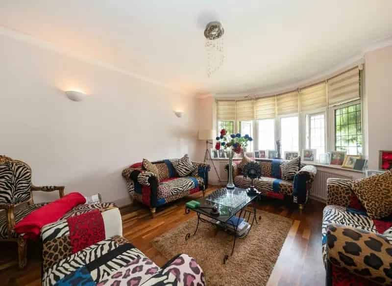Four Bedroom Semi-Detached House Hendon Large Garden Driveway Garage