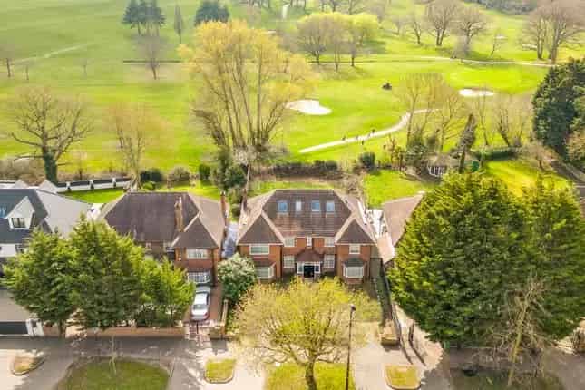 Detached House for Sale in London N2