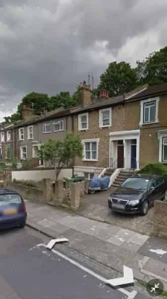 2 Bed First Floor Flat Private Garden Street Parking