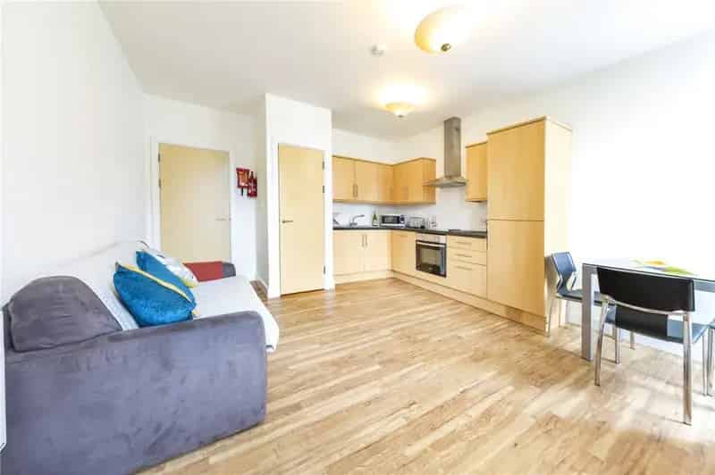 2 Bedroom Apartment in Clifton Village Near UOB