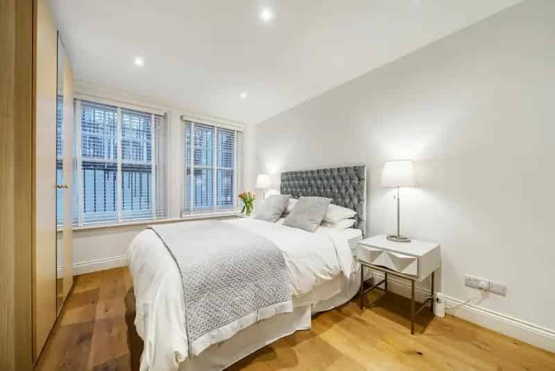 Three Bedroom Split Level Apartment in Elegant Period Building