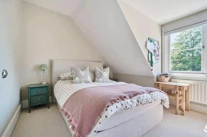 4 Bed House for Sale Near Mainline Station