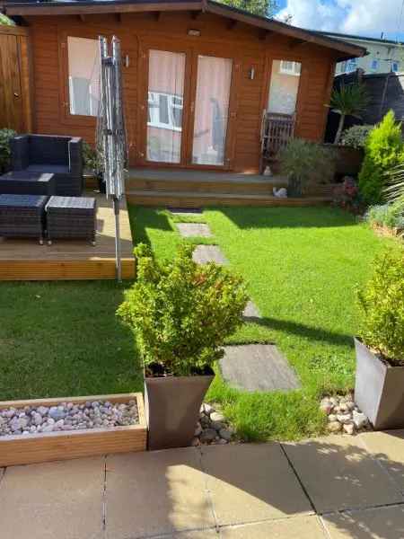 3 Bedroom House with Summerhouse and Driveway