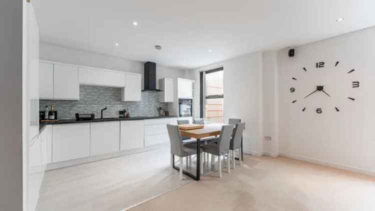 Spacious 2-Bed Glasgow City Centre Apartment with Secure Parking