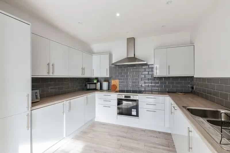 6 Bedroom Semi Detached House with 2 Bedroom Annex - AirBnB Potential