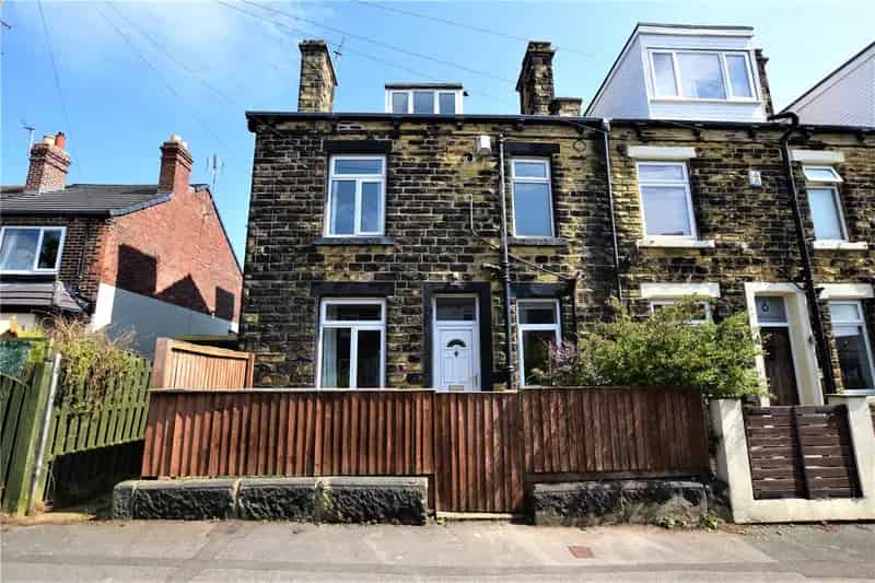 Two Bedroom End Terrace House in Bramley Near Transport Links