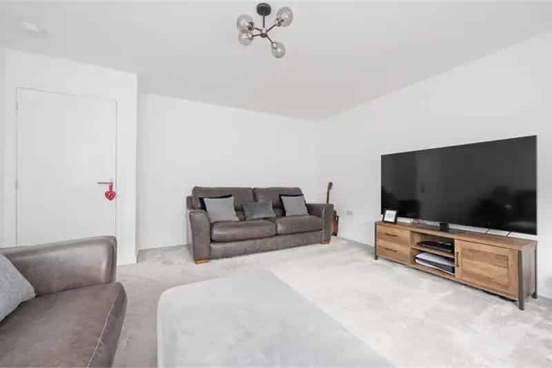 4 Bed Detached House with 2 Reception Rooms and Hot Tub