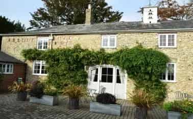Charming 2-Bedroom Cottage in Rural Setting - No Pets