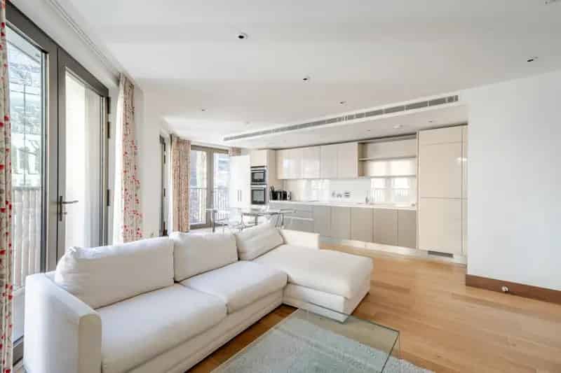 High-End City of London Apartment with Private Gardens and Concierge