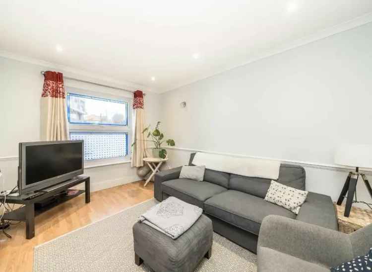 Spacious 2-Bedroom Terrace House Near Kennington Park