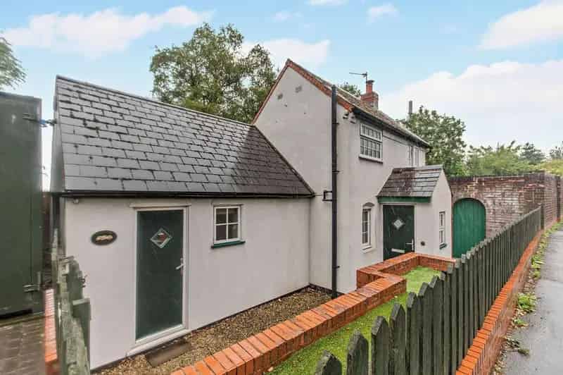 2 Bedroom Detached Cottage Hollywood Birmingham