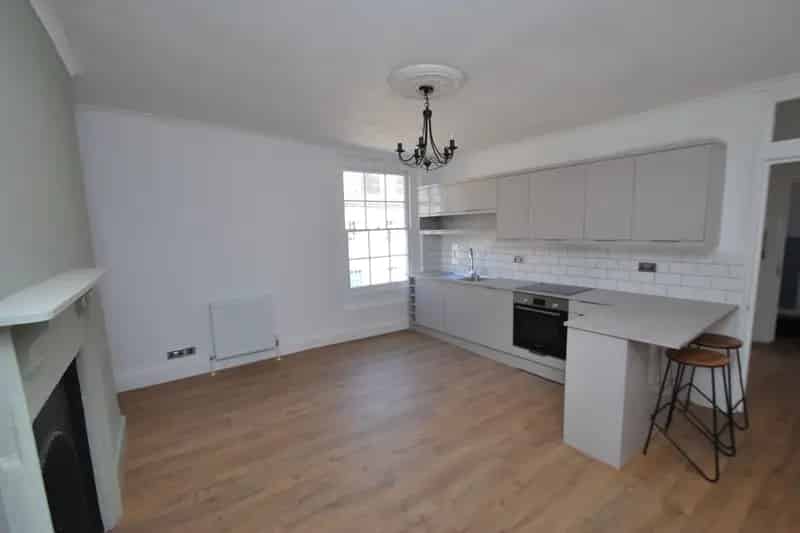 Refurbished 1-Bedroom Apartment Near City Centre - Zero Deposit Guarantee