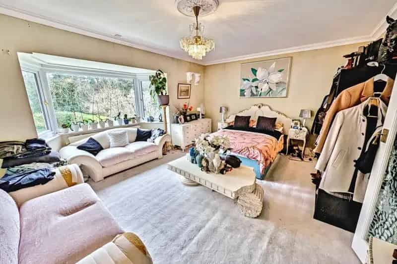 3 Bedroom Flat for Sale with Garage and Garden