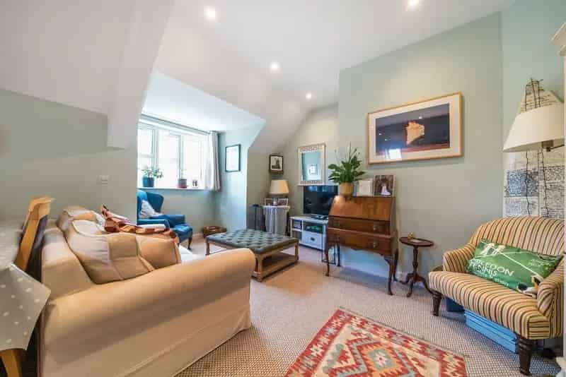 Two Double Bedroom Apartment with Parking and Communal Garden