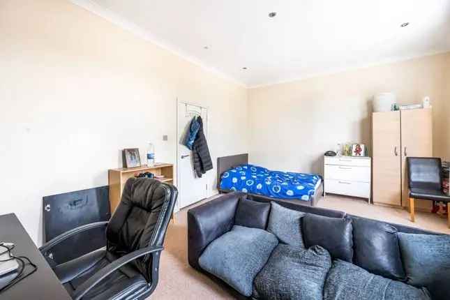 Flat to rent in Fulham Palace Road, Bishop's Park, London SW6