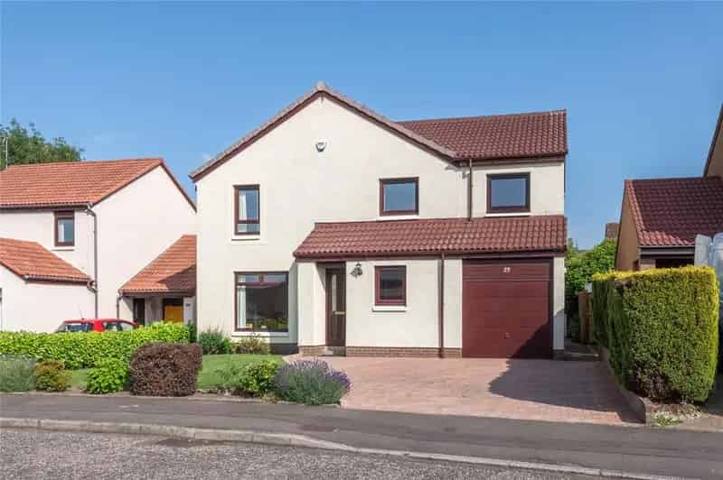 6 Bedroom Detached House For Sale