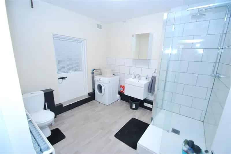 Modern One Bedroom Apartment Bath City Centre Zero Deposit Available