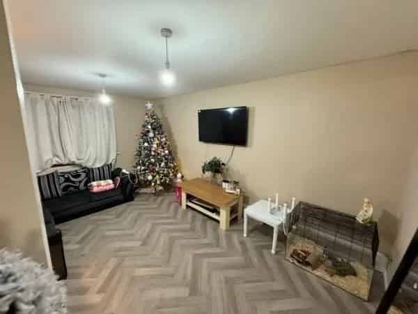Large 2-Bedroom Flat Near Shops and Schools