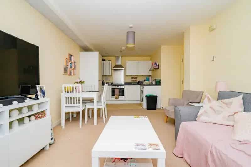 2 Double Bedroom Flat with Balcony and Parking