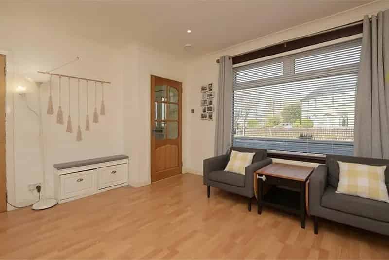 4 Bed Semi Detached House with Large Driveway and Modern Kitchen