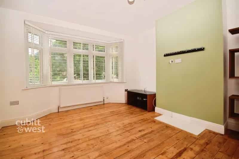 3 bedroom semi-detached house to rent