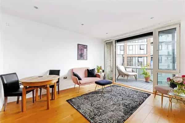 Spacious Apartment with Balcony in London E8