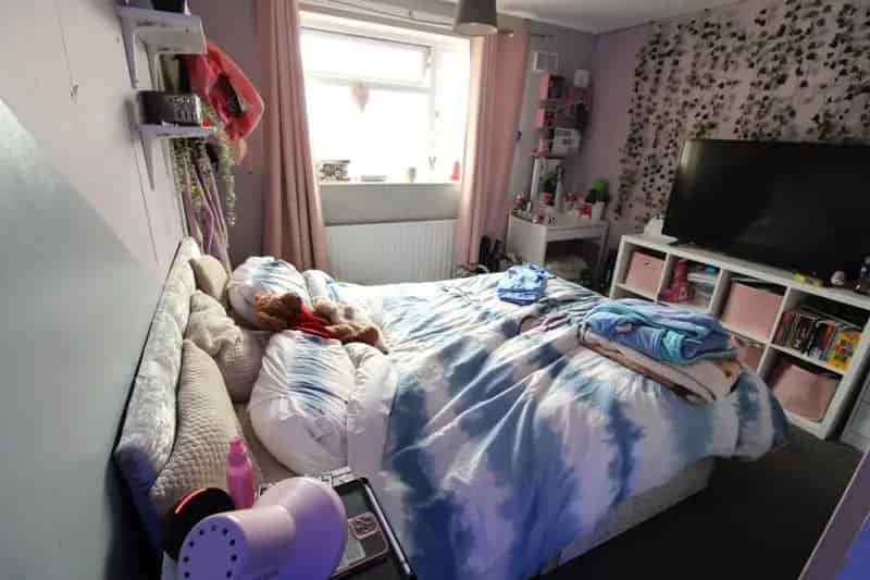 3 Bedroom End Terrace House For Sale with Tenancy
