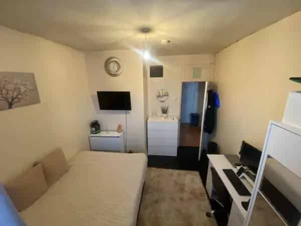 Elephant and Castle Flat: Large Double Rooms, Great Transport Links