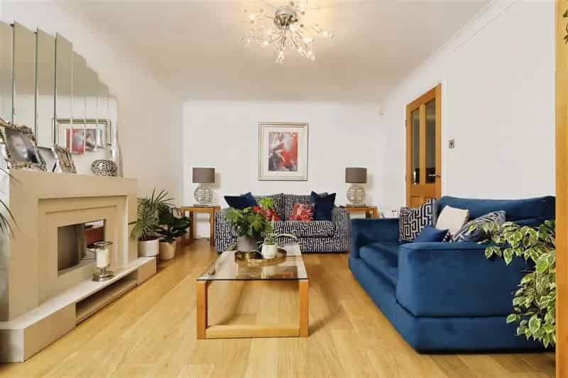 5 Bedroom Detached Family Home Stirling