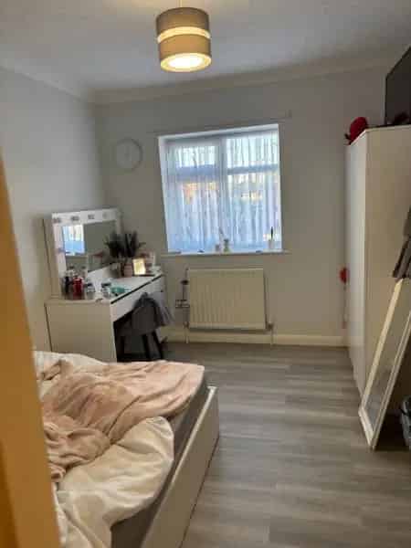 2-Bed Flat Near Station  New Kitchen Free Parking Communal Garden