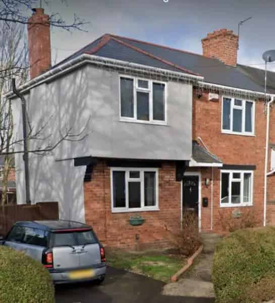 3 Bedroom End House Near Village Shops and Hospital