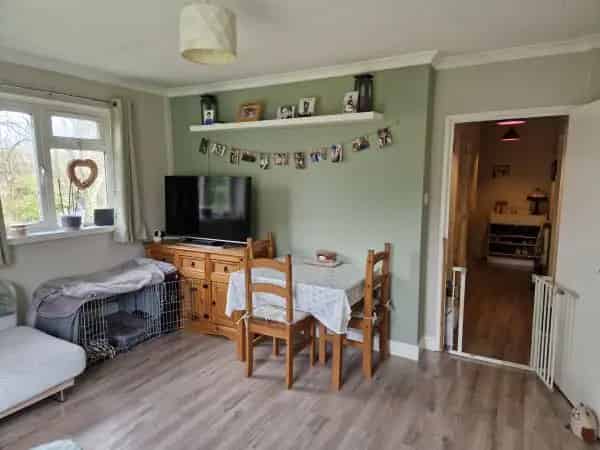 Spacious 2-Bedroom Top Floor Flat Near Amenities