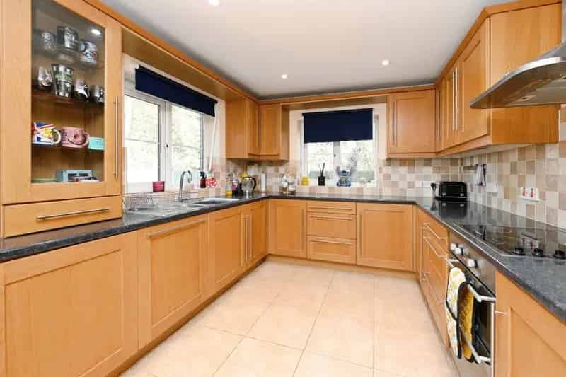 Five Bedroom Family Home with Double Garage and Garden