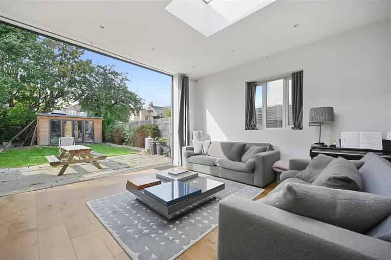 6 Bedroom Semi-Detached House to Rent
