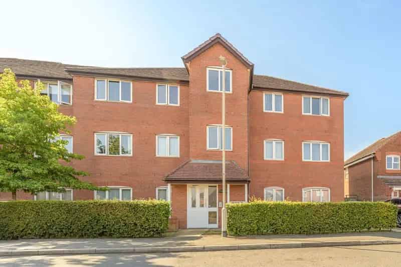 2 Bedroom Flat For Sale in Quiet Cul-de-sac