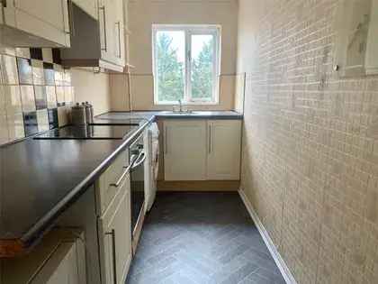 2 Bedroom Flat in Wallington - Spacious and Well-Presented