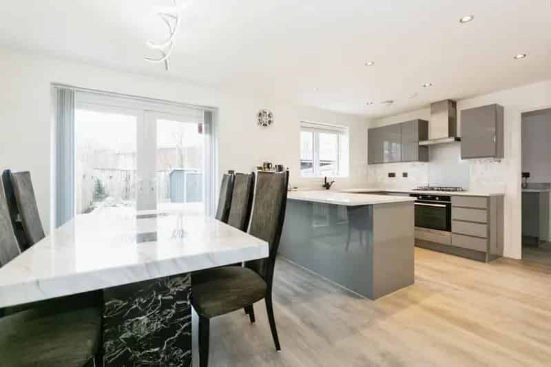 Stunning Four Bedroom Detached House Near Excellent Schools