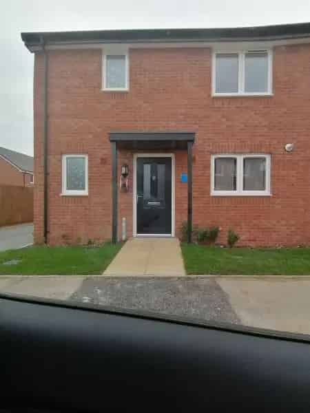 1 Bedroom Semi-Detached House Near Amenities