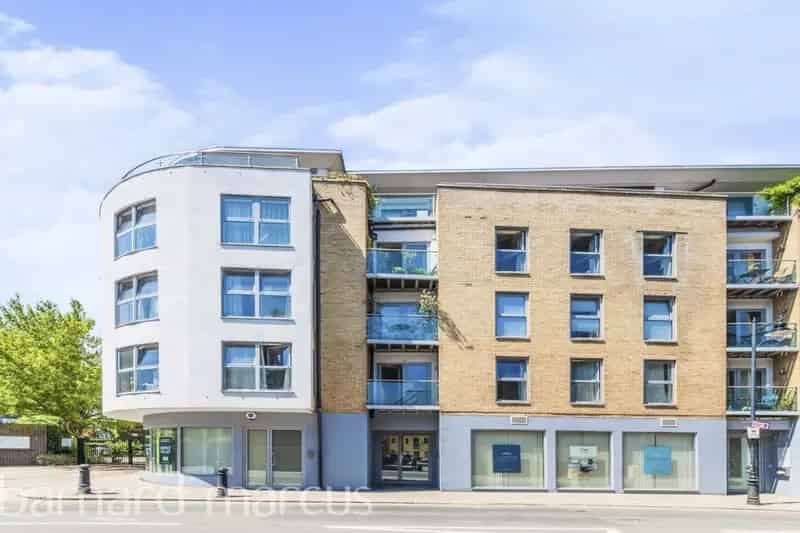 2-Bed Apartment in Battersea Square Modern Block